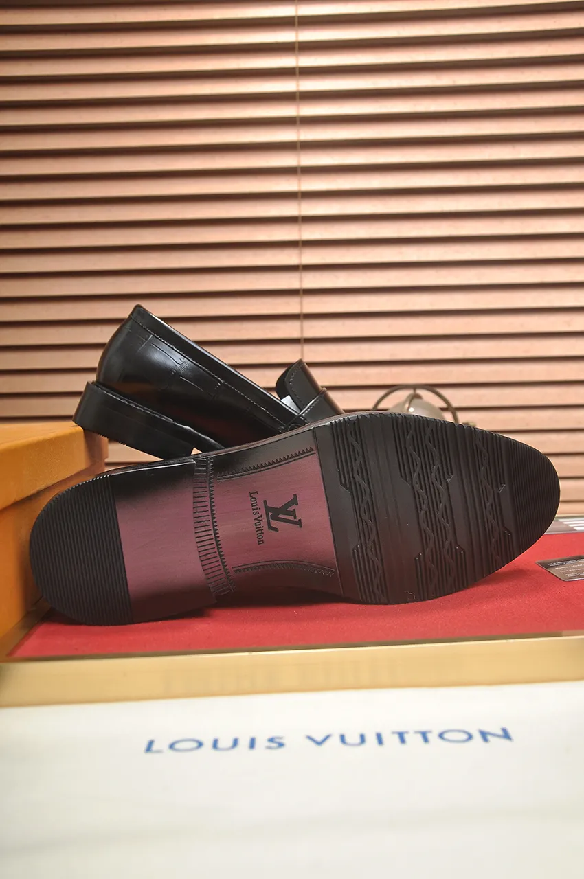 Men's men's shoes 💰460💶 [LV] (original single cowhide lining) 🍀LV's latest genuine leather business suit shoes are launched simultaneously on the official website. The first-layer cowhide imported from Italy is made of heavy gold, 💥1:1 rubber outsole from the official website. Versatile to wear, high-end without losing class, and the color combination is extraordinary. This four-season style is alluring when worn on your feet, showing off your big-name flair. Standard code 38-45 (45 customized)